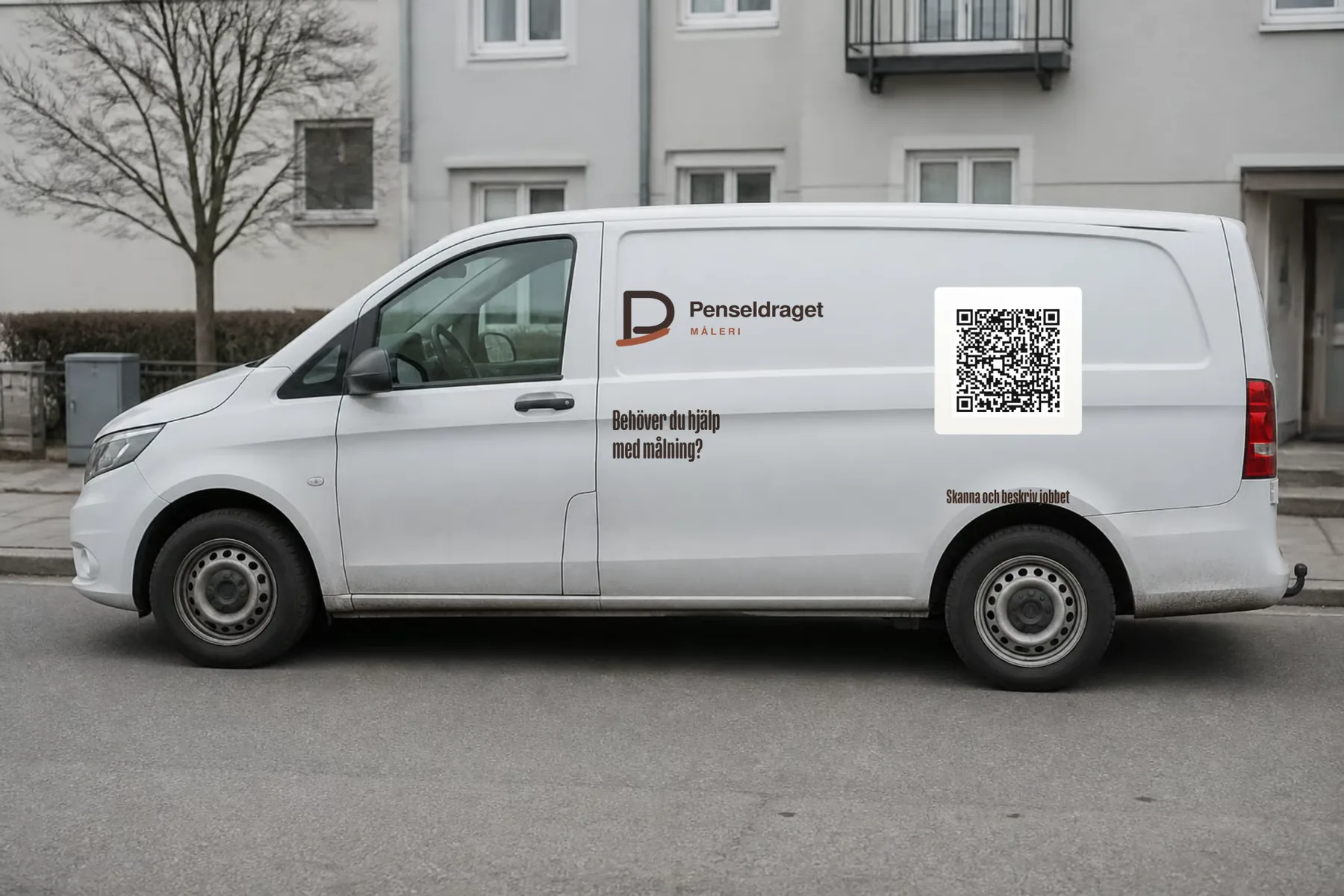 Firmabil med Penseldraget-logotyp och en skanningsbar QR-kod