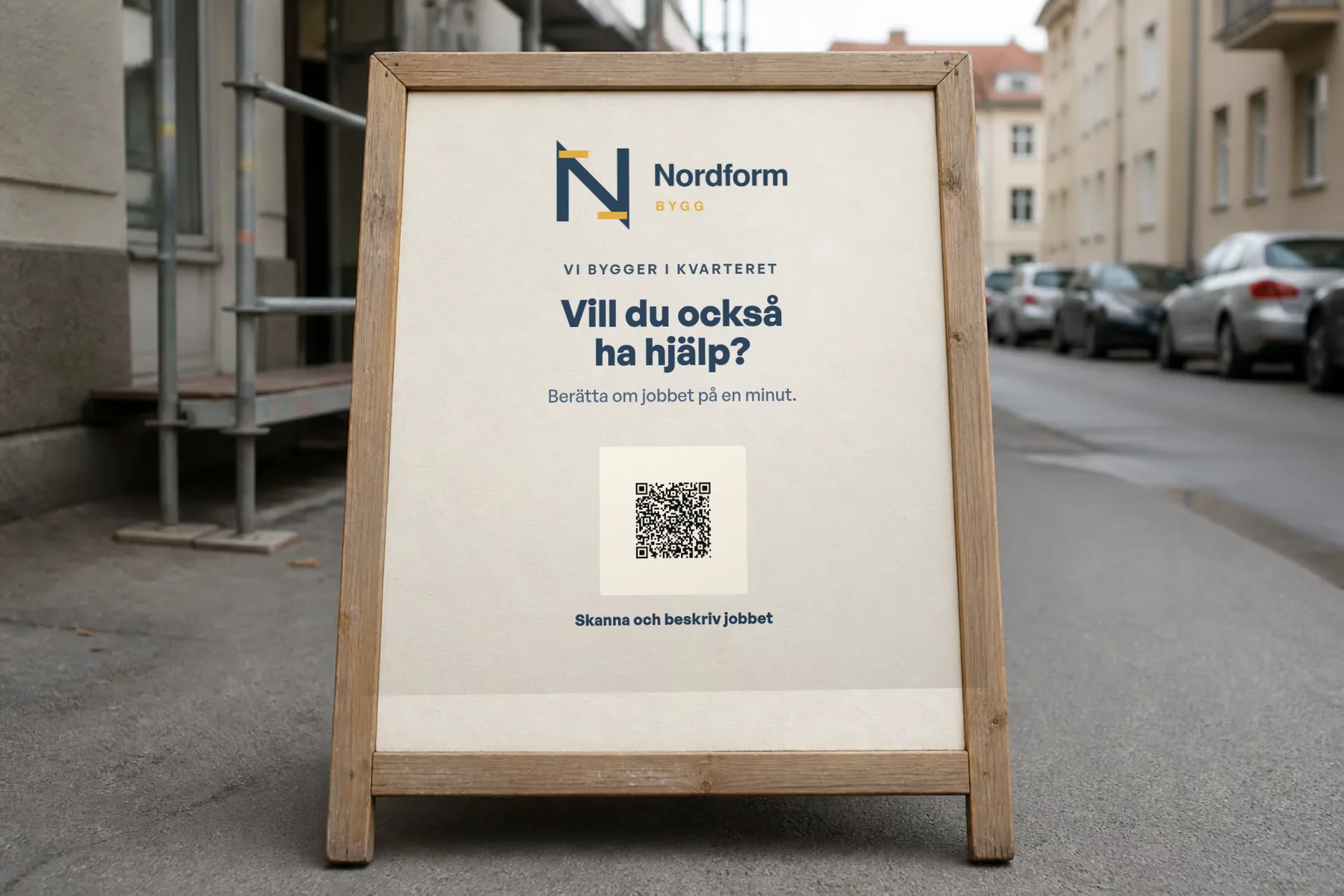 A-skylt vid ett pågående bygge med Nordform-logotyp och en skanningsbar QR-kod